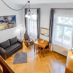 Charming Loft Near Metro & Old Town