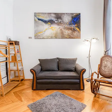 Charming Loft Near Metro & Old Town Apartament