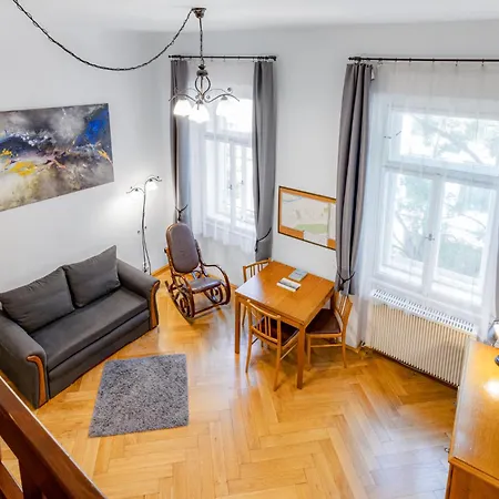 Charming Loft Near Metro & Old Town