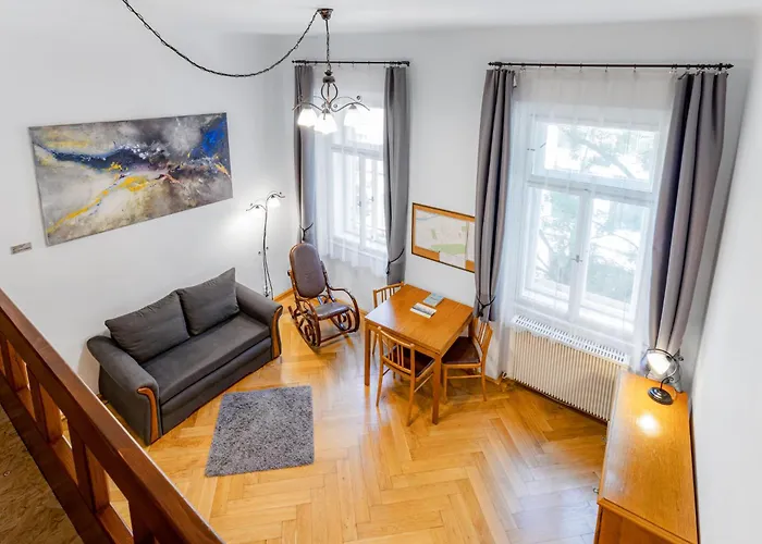 Charming Loft Near Metro & Old Town