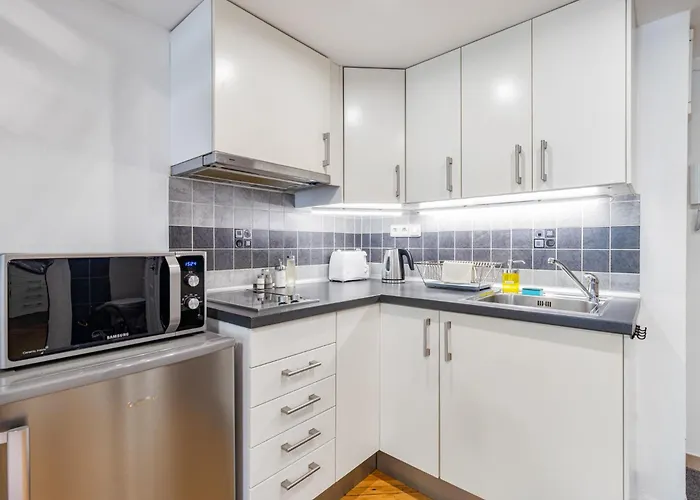 Charming Loft Near Metro & Old Town Appartamento *