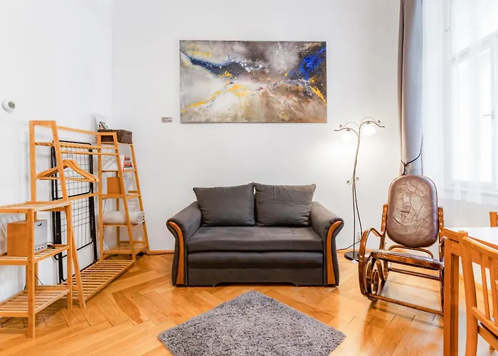 Charming Loft Near Metro & Old Town Appartamento